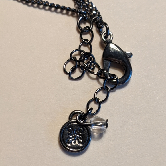 Necklace. Gun metal. Beautiful green, blue, red stone with rhinestones around it - Picture 4 of 4